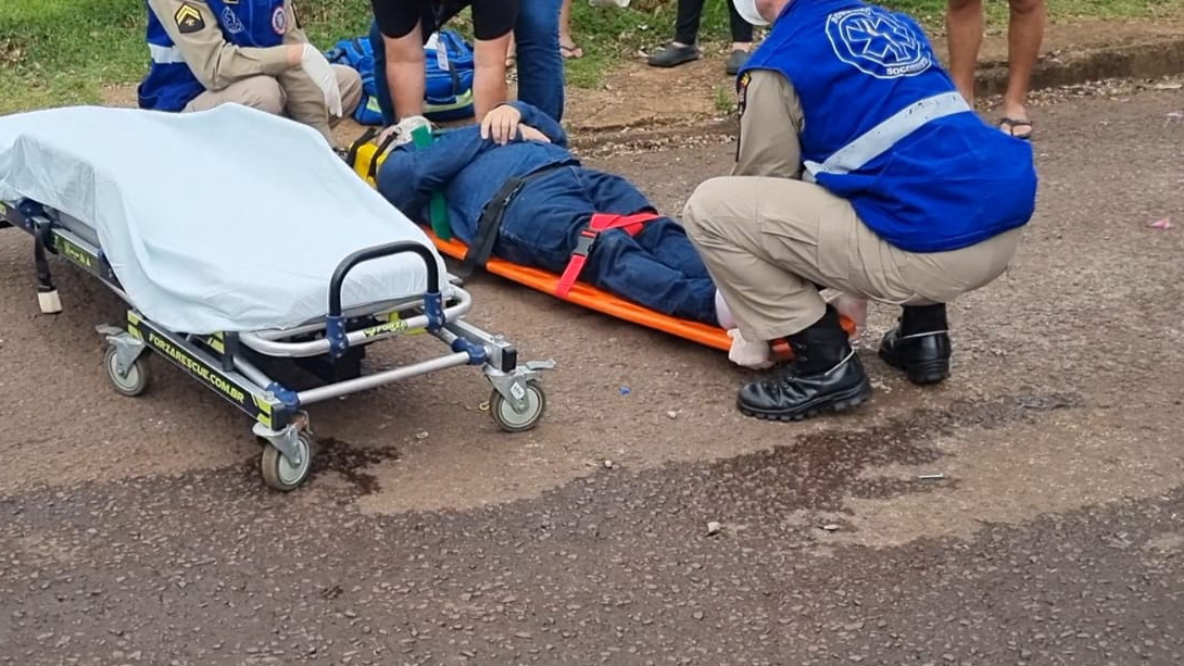 Homem fica ferido em acidente entre moto e carro no bairro Canadá, em Cascavel