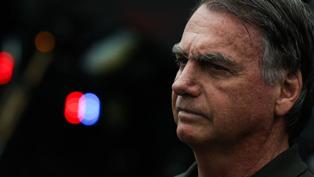 Bolsonaro pede ao STF para se consultar com a nora, que é dentista Imagem referente a Bolsonaro pede ao STF para se consultar com a nora, que é dentista