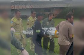 Homem cai de telhado de 5 metros e é socorrido pelo Falcão 04 em São José dos Pinhais