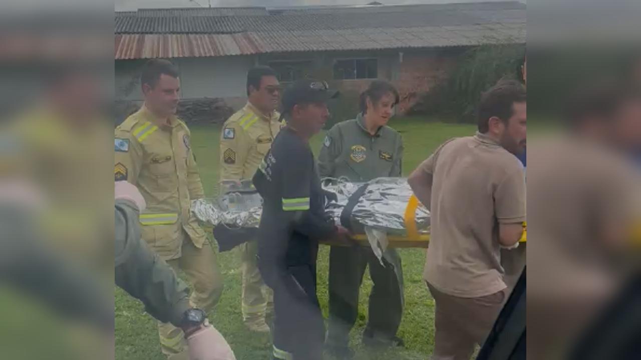 Homem cai de telhado de 5 metros e é socorrido pelo Falcão 04 em São José dos Pinhais