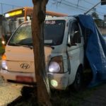 Idoso passa mal ao volante, bate caminhão em árvore e é socorrido após perder a consciência Imagem relativa a Idoso passa mal ao volante, bate caminhão em árvore e é socorrido após perder a consciência