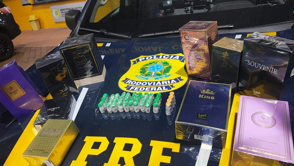 PRF apreende bebidas, perfumes e medicamentos contrabandeados em furgão na BR-277, em Cascavel Imagem referente a PRF apreende bebidas, perfumes e medicamentos contrabandeados em furgão na BR-277, em Cascavel