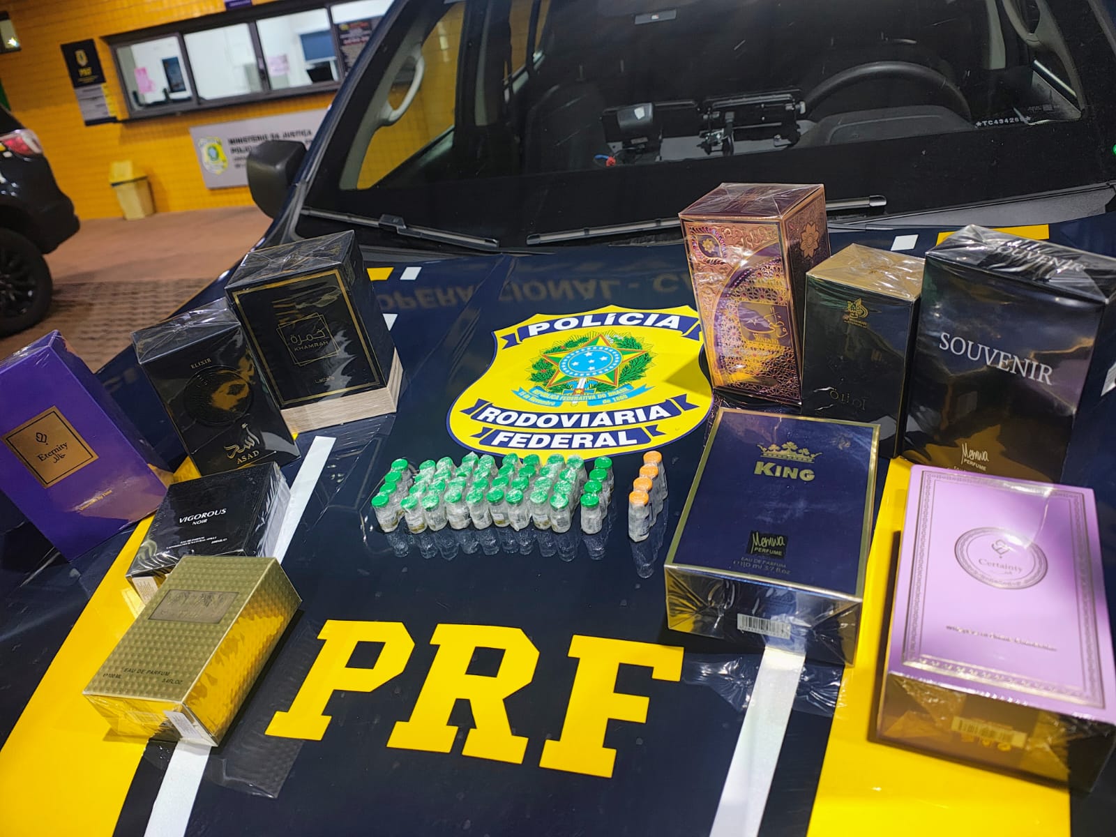PRF apreende bebidas, perfumes e medicamentos contrabandeados em furgão na BR-277, em Cascavel Imagem referente a PRF apreende bebidas, perfumes e medicamentos contrabandeados em furgão na BR-277, em Cascavel