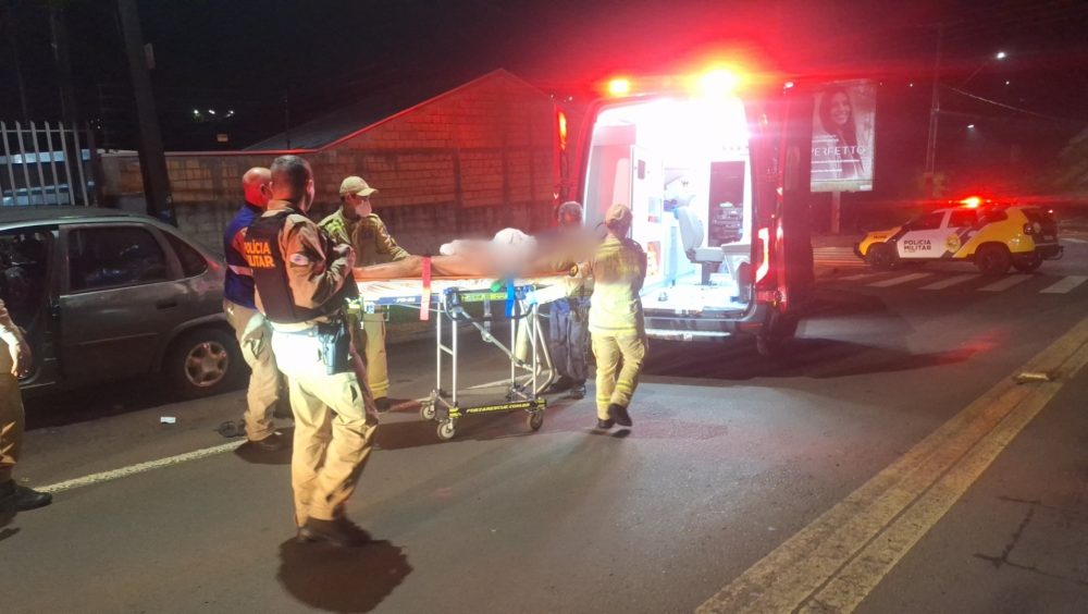 Esfaqueado várias vezes, homem dirige ferido e para carro sobre calçada no Periolo Imagem referente a Esfaqueado várias vezes, homem dirige ferido e para carro sobre calçada no Periolo