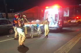 Esfaqueado várias vezes, homem dirige ferido e para carro sobre calçada no Periolo Esfaqueado várias vezes, homem dirige ferido e para carro sobre calçada no Periolo