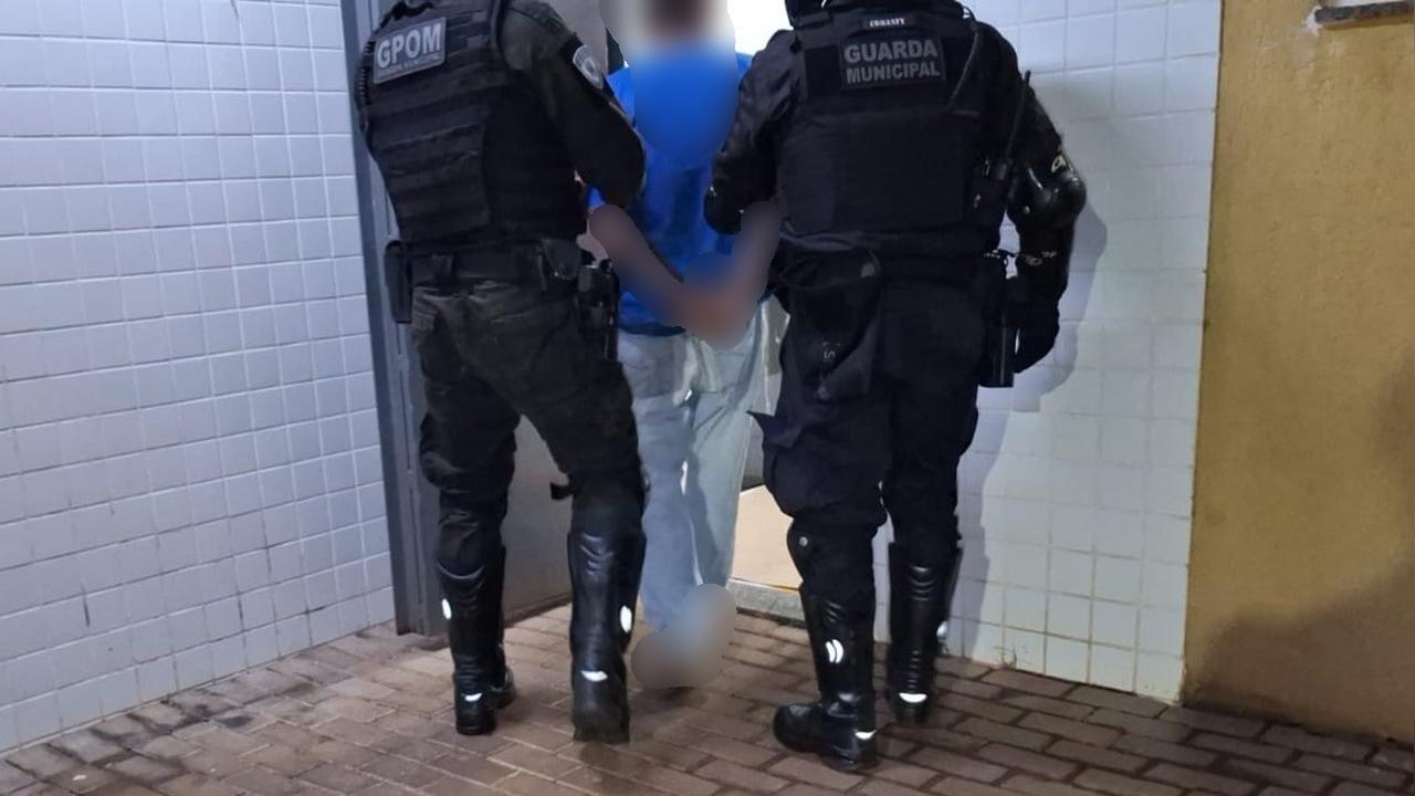 Homem dá nome falso durante abordagem e acaba preso com mandado em aberto em Cascavel