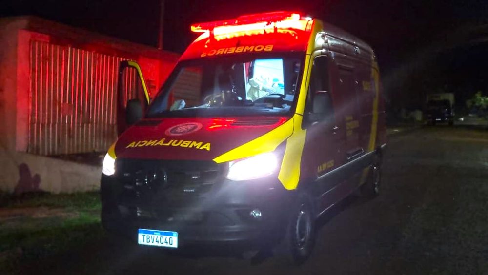Homem de 56 anos é atacado com golpes de faca na frente de casa no bairro Neva, em Cascavel Imagem referente a Homem de 56 anos é atacado com golpes de faca na frente de casa no bairro Neva, em Cascavel
