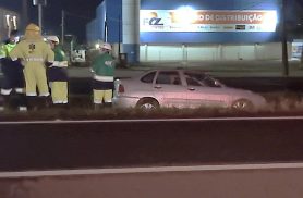 Motorista perde o controle do VW Bora e sai da pista na BR-277, em Cascavel