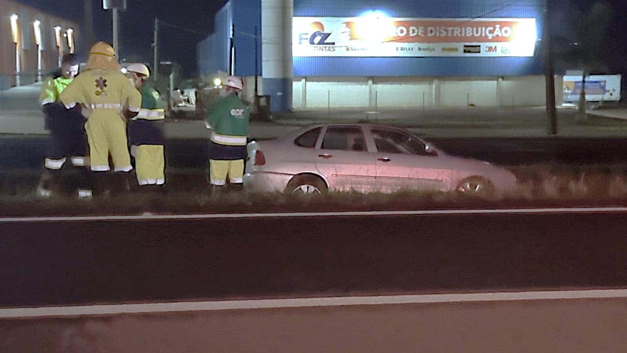 Motorista perde o controle do VW Bora e sai da pista na BR-277, em Cascavel