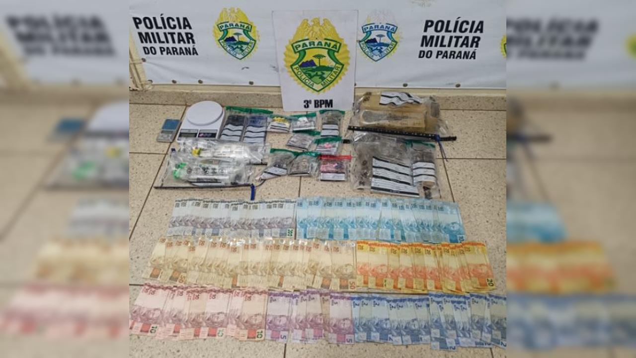 PM prende dois homens e apreende quase 3,5 kg de drogas e R$ 8 mil em Pato Branco Imagem referente a PM prende dois homens e apreende quase 3,5 kg de drogas e R$ 8 mil em Pato Branco