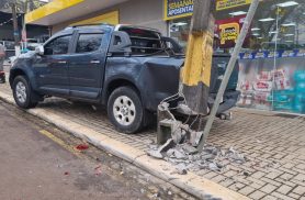 Caminhonete destrói poste no São Cristóvão