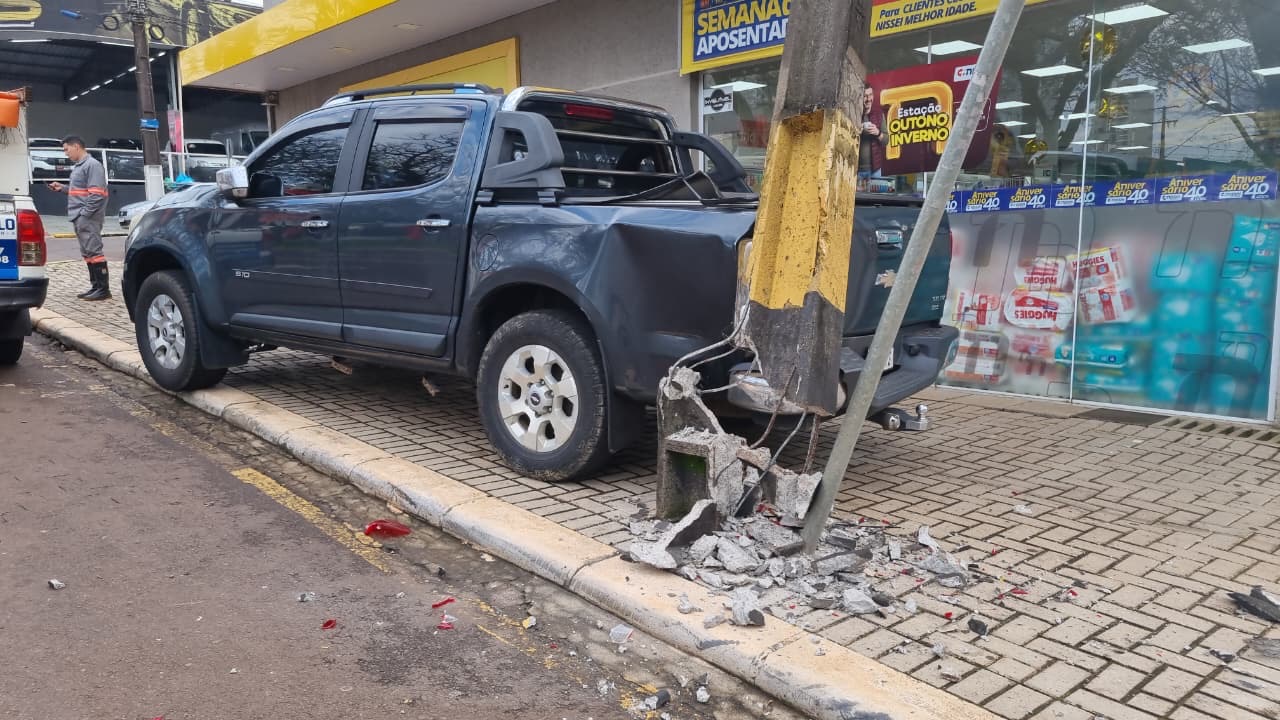 Caminhonete destrói poste no São Cristóvão