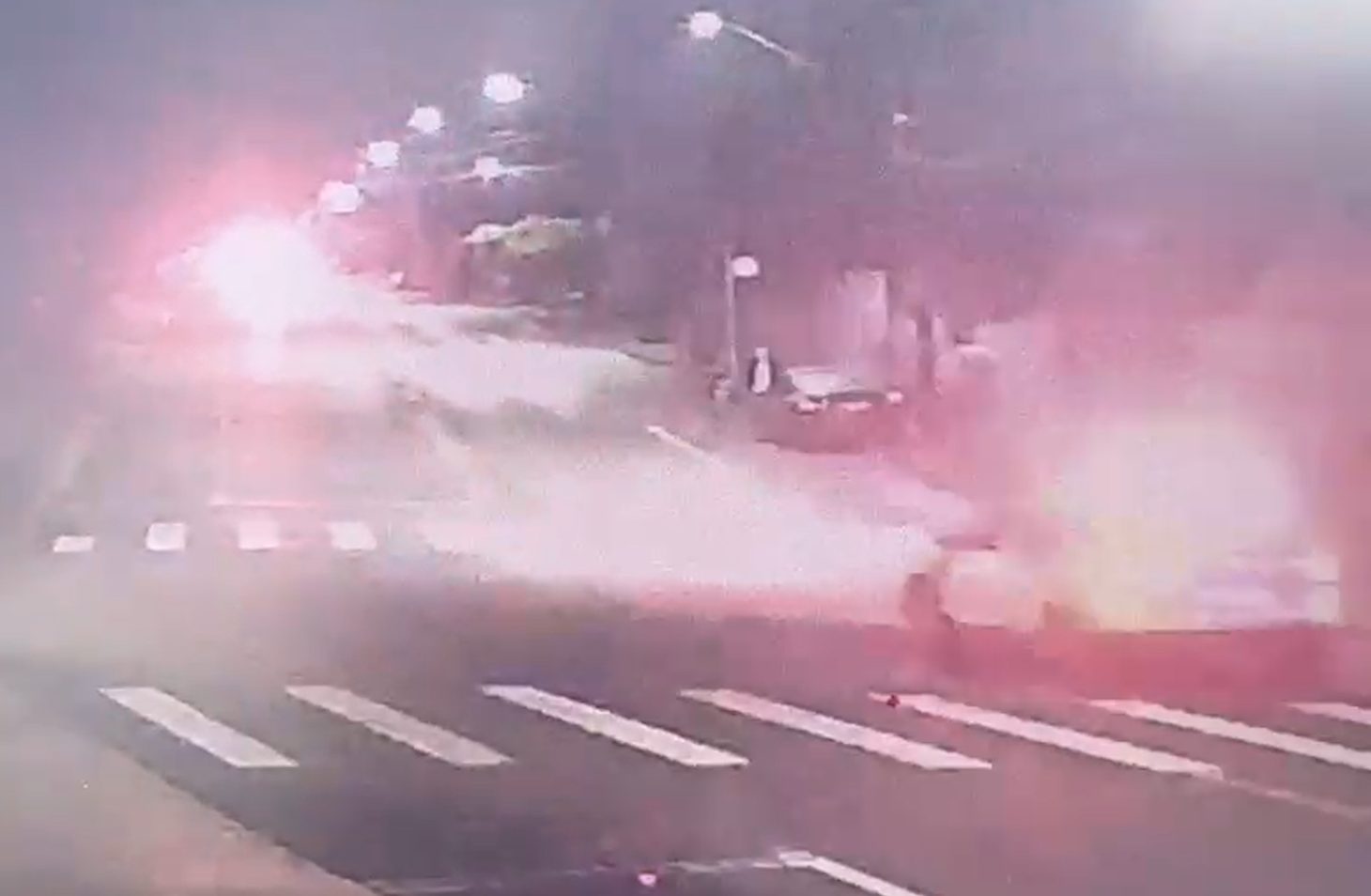Câmera flagra motorista esfaqueado perdendo o controle e batendo carro em Cascavel