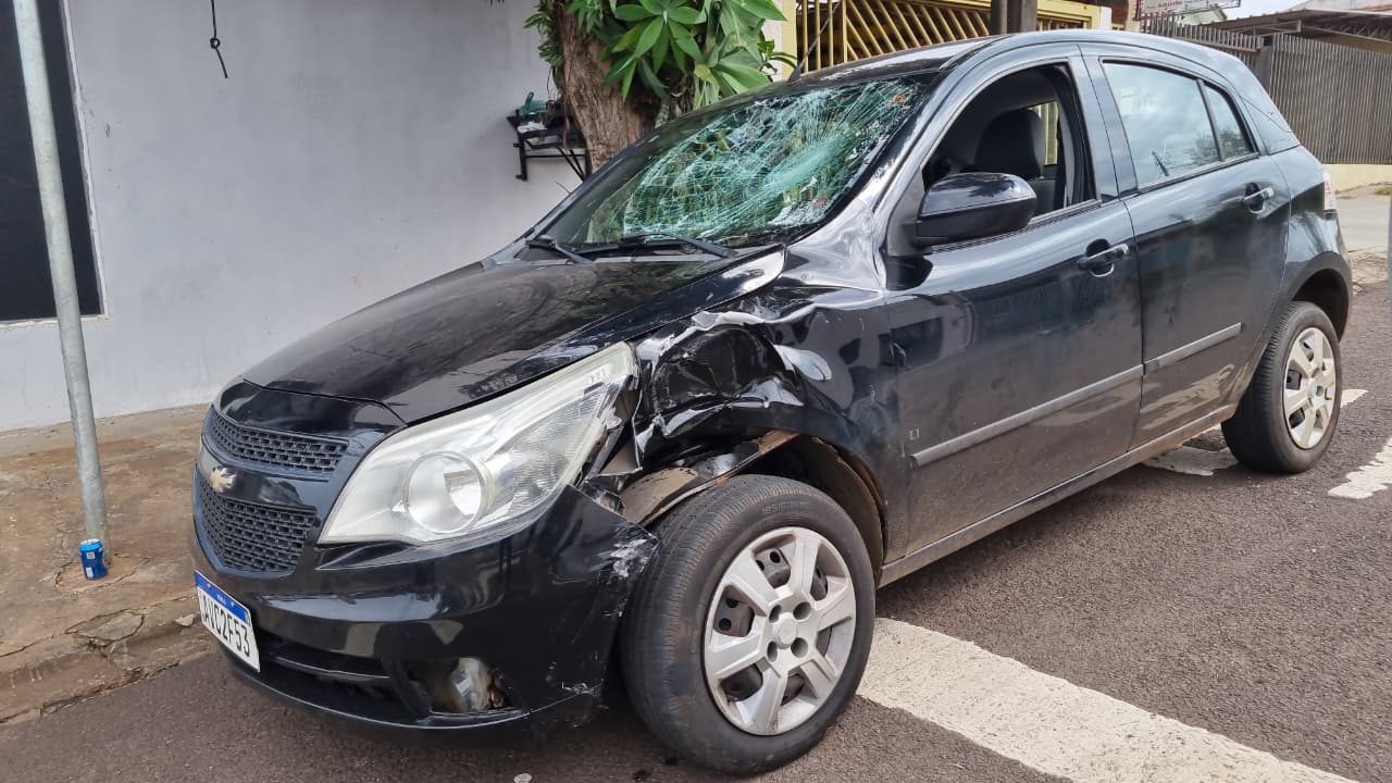 Motociclista fica ferido após colisão no Bairro Guarujá, em Cascavel