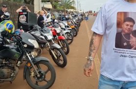 Manifestação com carreata homenageia entregador morto na marginal da PR-467 em Cascavel