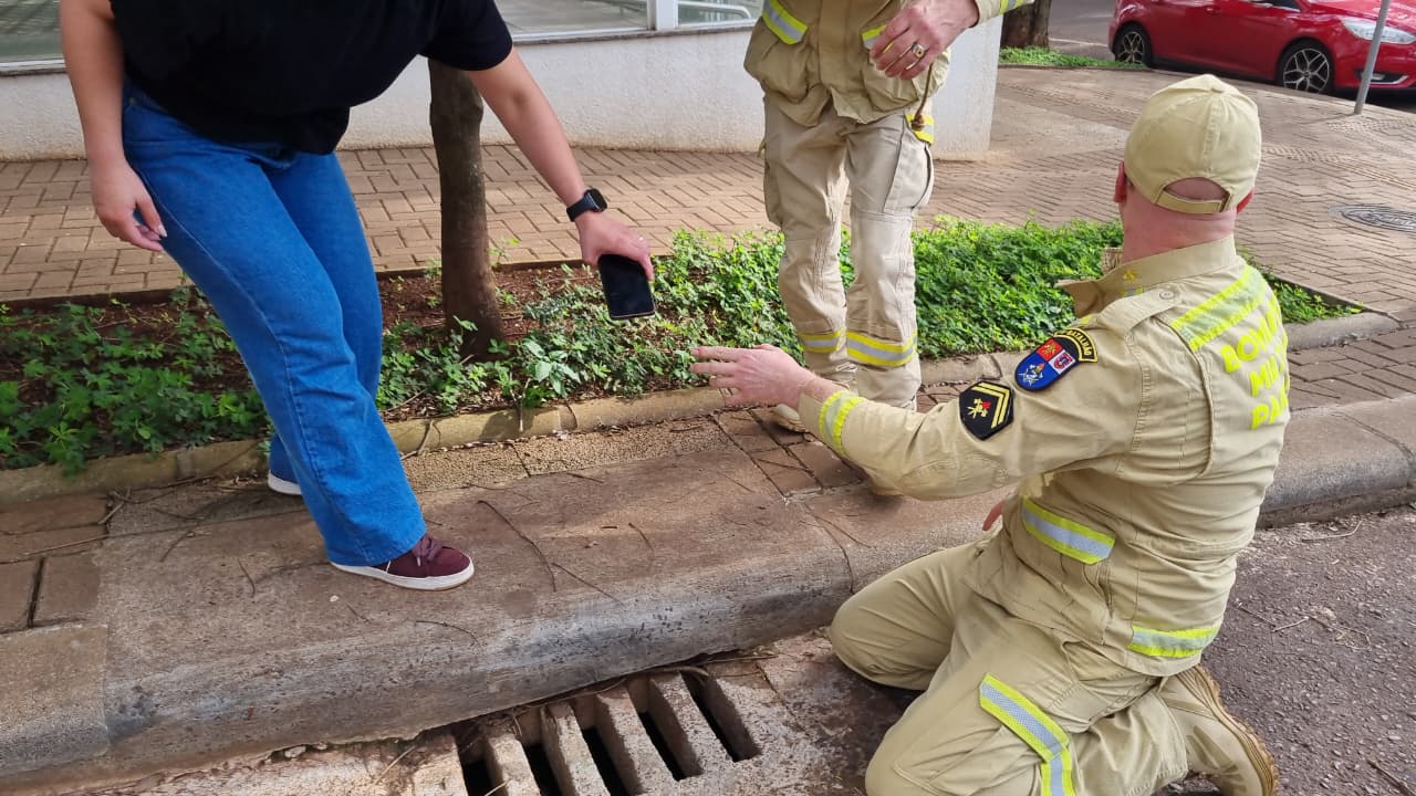 Mulher deixa celular cair em bueiro e precisa da ajuda dos bombeiros em Cascavel