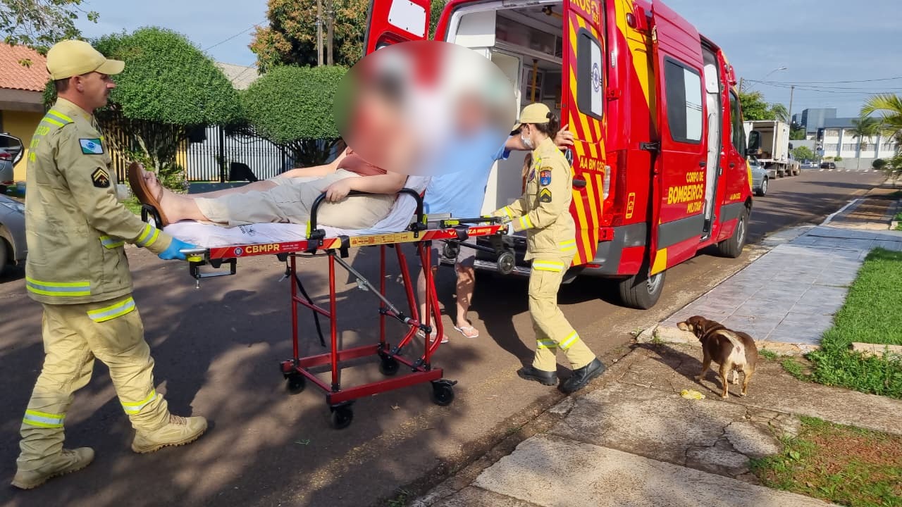 Criança de 11 anos sofre luxação no joelho após cair da cama enquanto brincava