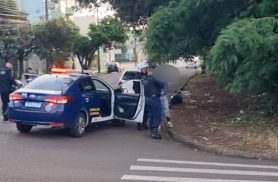 Rapaz é abordado após tentar fugir durante ocorrência no Complexo Esportivo Ciro Nardi, em Cascavel