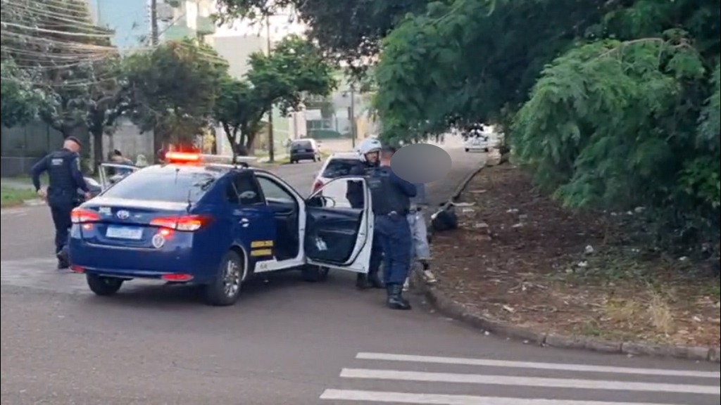 Rapaz é abordado após tentar fugir durante ocorrência no Complexo Esportivo Ciro Nardi, em Cascavel