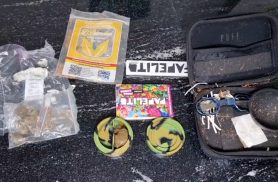 Jovens são detidos com porções de maconha e haxixe após denúncia de comerciante em praça de Cascavel