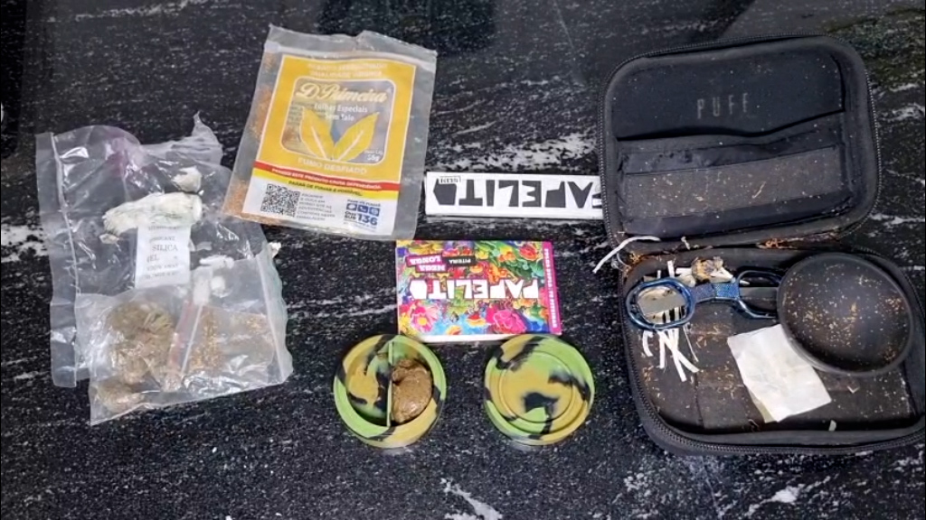 Jovens são detidos com porções de maconha e haxixe após denúncia de comerciante em praça de Cascavel