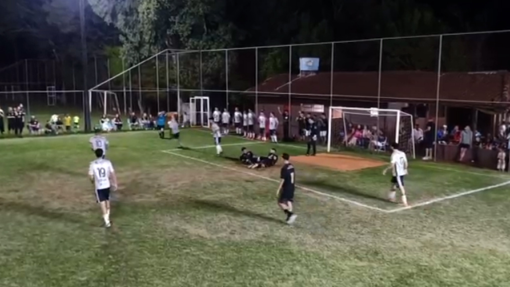 Vídeo registra momento em que jogador fratura a perna durante partida de futebol em Cascavel