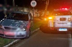 Motorista perde controle de Astra e sobe à calçada próximo da Delegacia em Cascavel e carro apreendido