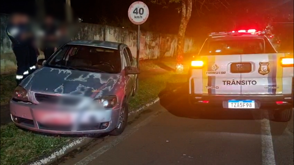 Motorista perde controle de Astra e sobe à calçada próximo da Delegacia em Cascavel e carro apreendido