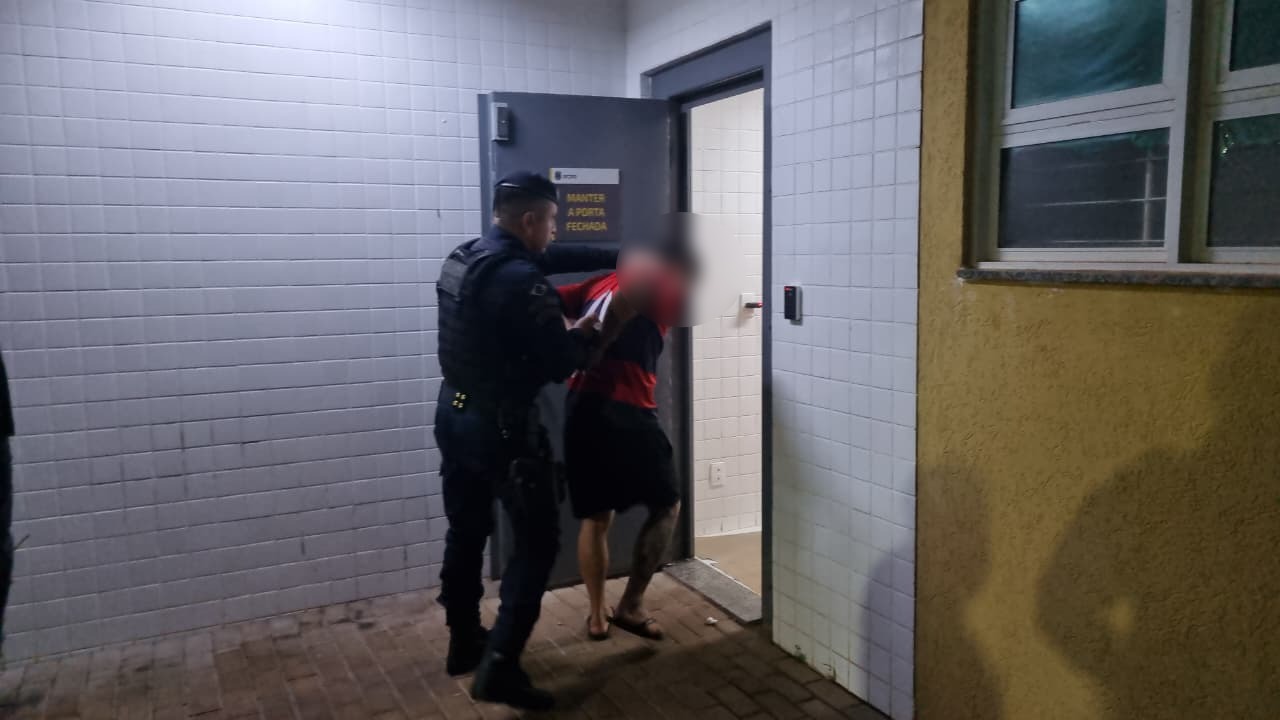 Homem é detido após ameaçar mulher de morte e agredi-la com socos em Cascavel