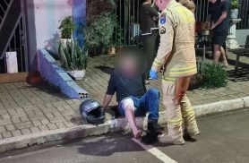 Motociclista fica ferido após colidir contra Ford Fusion em Cascavel