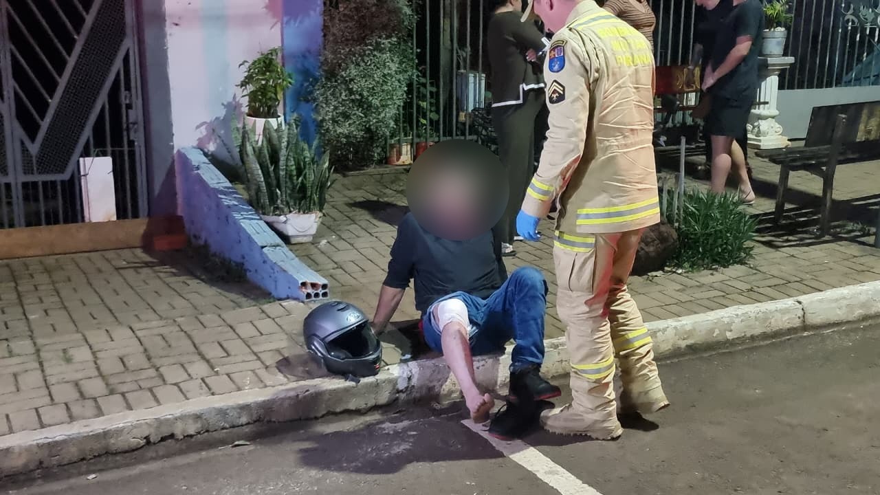 Motociclista fica ferido após colidir contra Ford Fusion em Cascavel