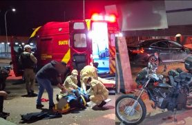 Motociclista fica ferido após colisão com Azera que bateu contra árvore no bairro Neva