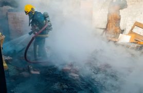 Casa de madeira é totalmente destruída por incêndio no bairro Interlagos, em Cascavel