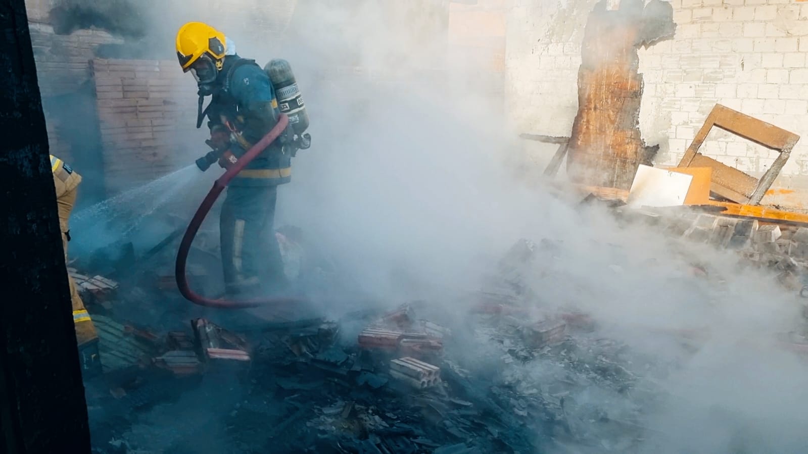Casa de madeira é totalmente destruída por incêndio no bairro Interlagos, em Cascavel