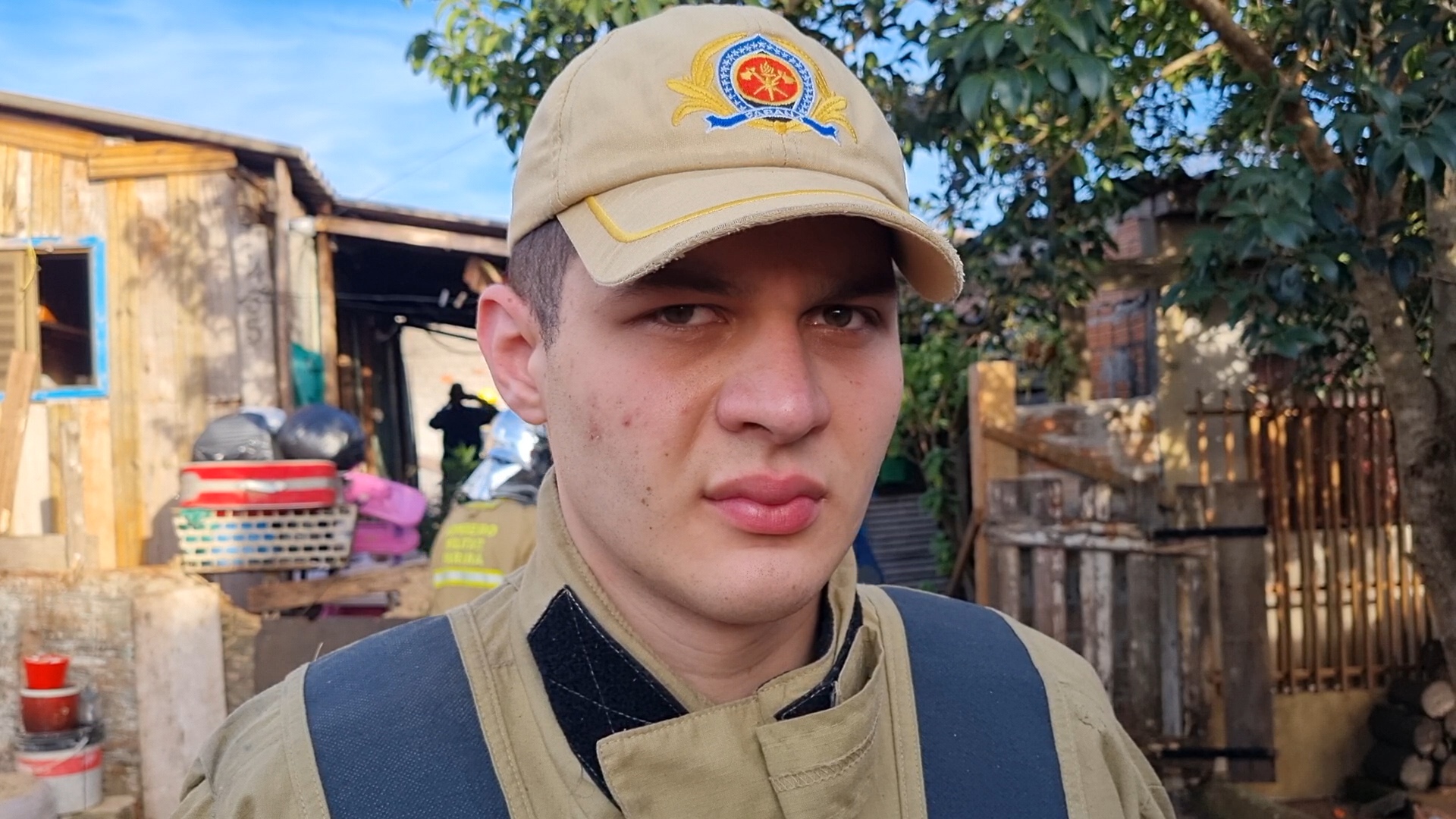 Tenente explica combate a incêndio que destruiu casa e ameaçou outros imóveis em Cascavel