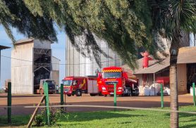 Incêndio em empresa cerealista mobiliza equipes do Corpo de Bombeiros de Cascavel Incêndio em empresa cerealista mobiliza equipes do Corpo de Bombeiros de Cascavel