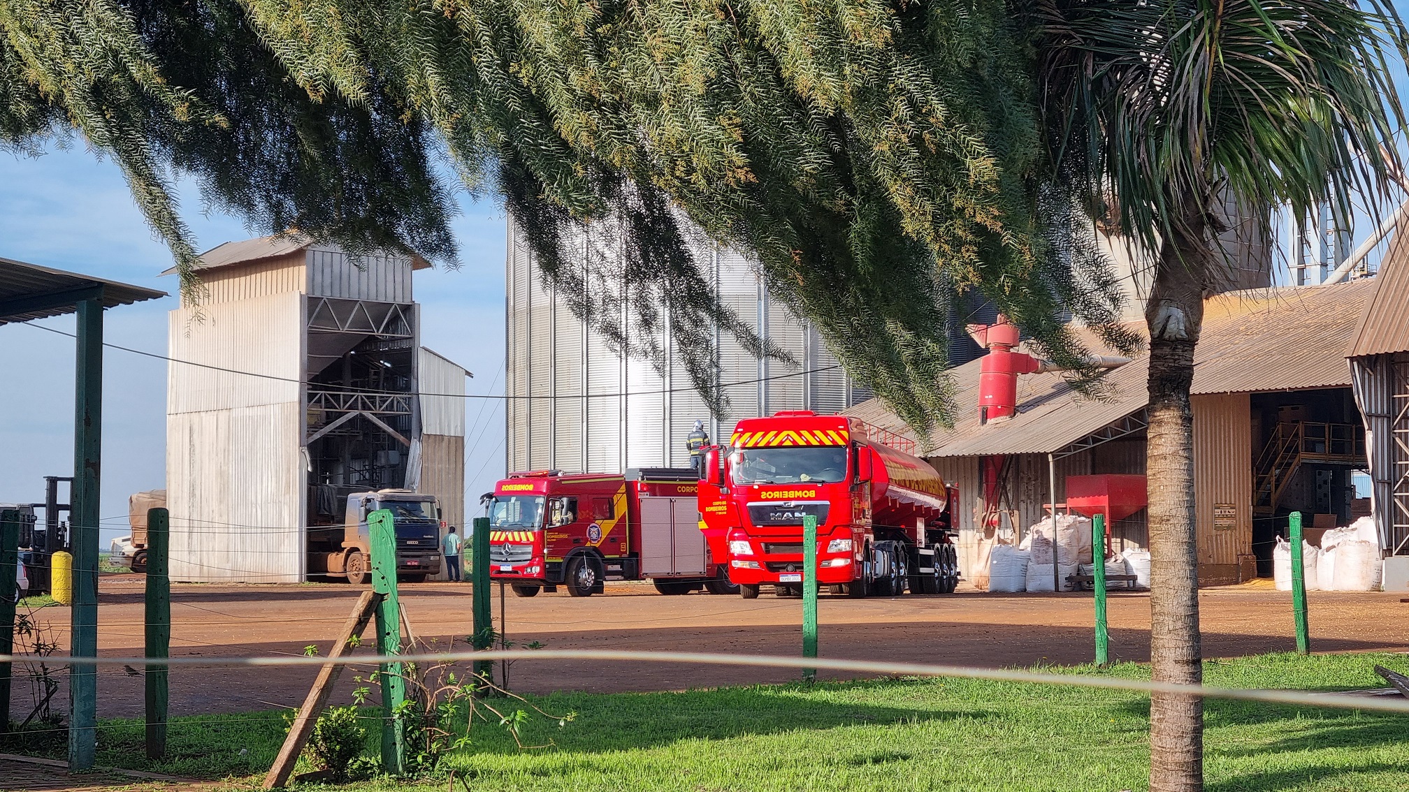 Incêndio em empresa cerealista mobiliza equipes do Corpo de Bombeiros de Cascavel
