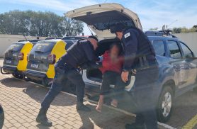 Homem é levado à delegacia após proferir ofensas racistas contra assistente social