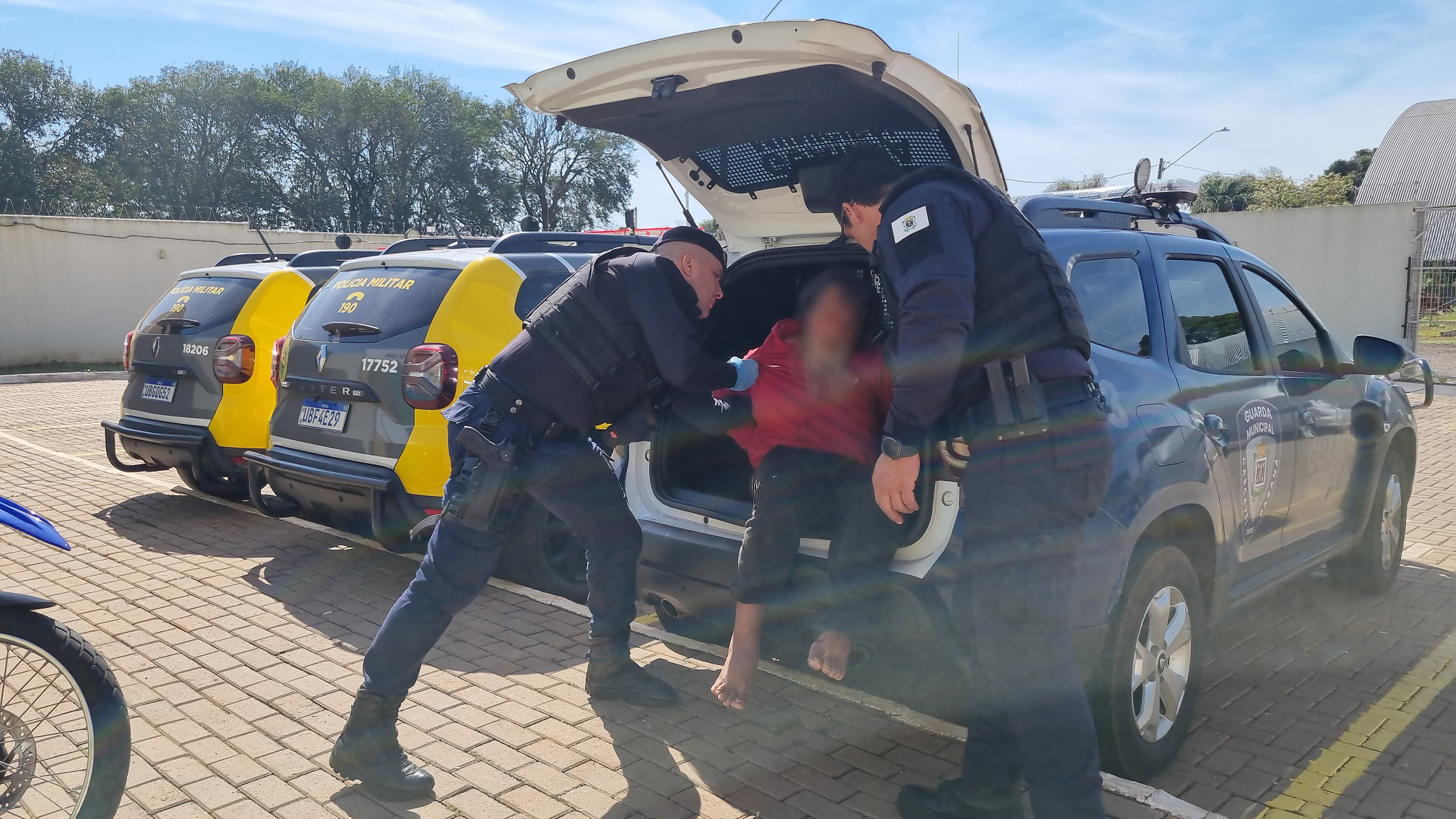Homem é levado à delegacia após proferir ofensas racistas contra assistente social