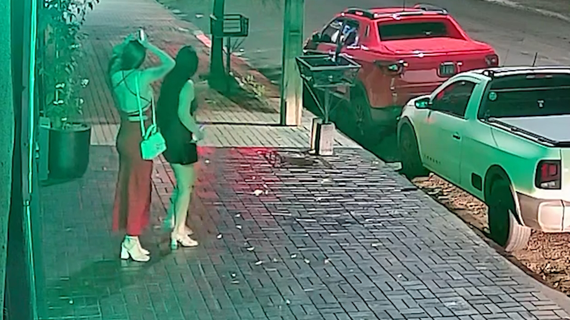 Câmera flagra reação de populares após violento acidente no Bairro Neva