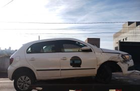 Motorista embriagado e sem CNH bate Gol contra dois veículos em Cascavel