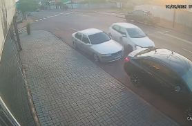 Câmera registra acidente em que motorista embriagado bate contra dois carros em Cascavel