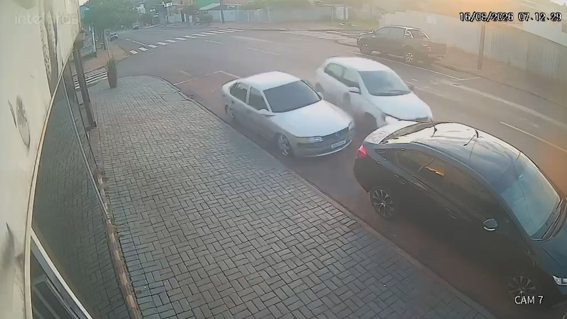 Câmera registra acidente em que motorista embriagado bate contra dois carros em Cascavel