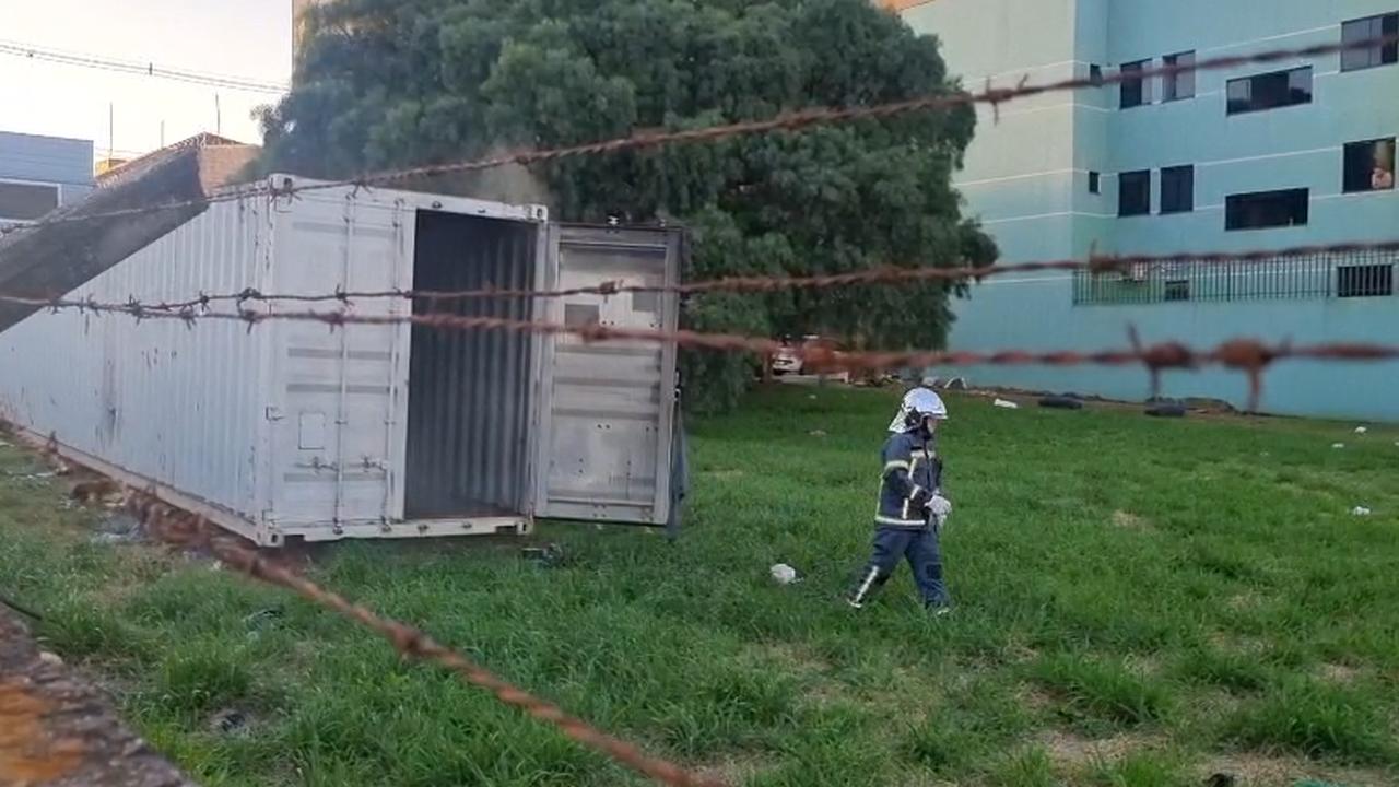 Bombeiros verificam fumaça saindo de container no Alto Alegre