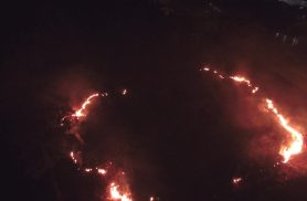 Imagens aéreas mostram focos de incêndio no Periolo