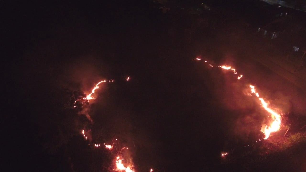 Imagens aéreas mostram focos de incêndio no Periolo