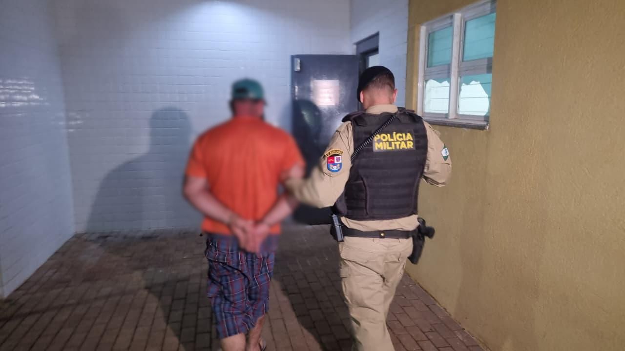 Homem é detido por agredir companheira e ameaçar criança de 3 anos em Cascavel