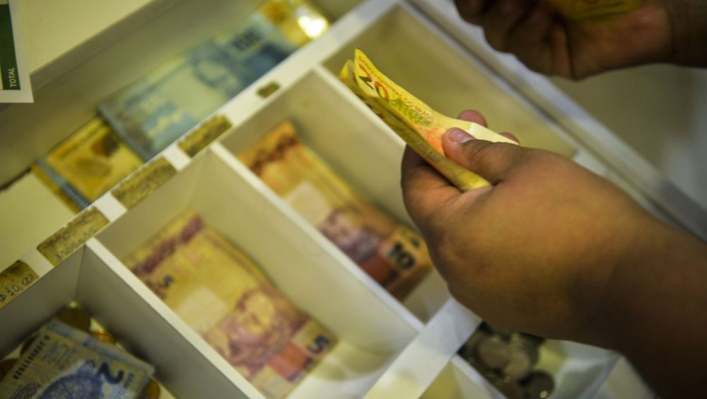 Trabalhadores nascidos em novembro e dezembro recebem abono salarial Imagem referente a Trabalhadores nascidos em novembro e dezembro recebem abono salarial
