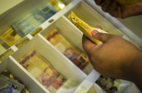 Trabalhadores nascidos em novembro e dezembro recebem abono salarial