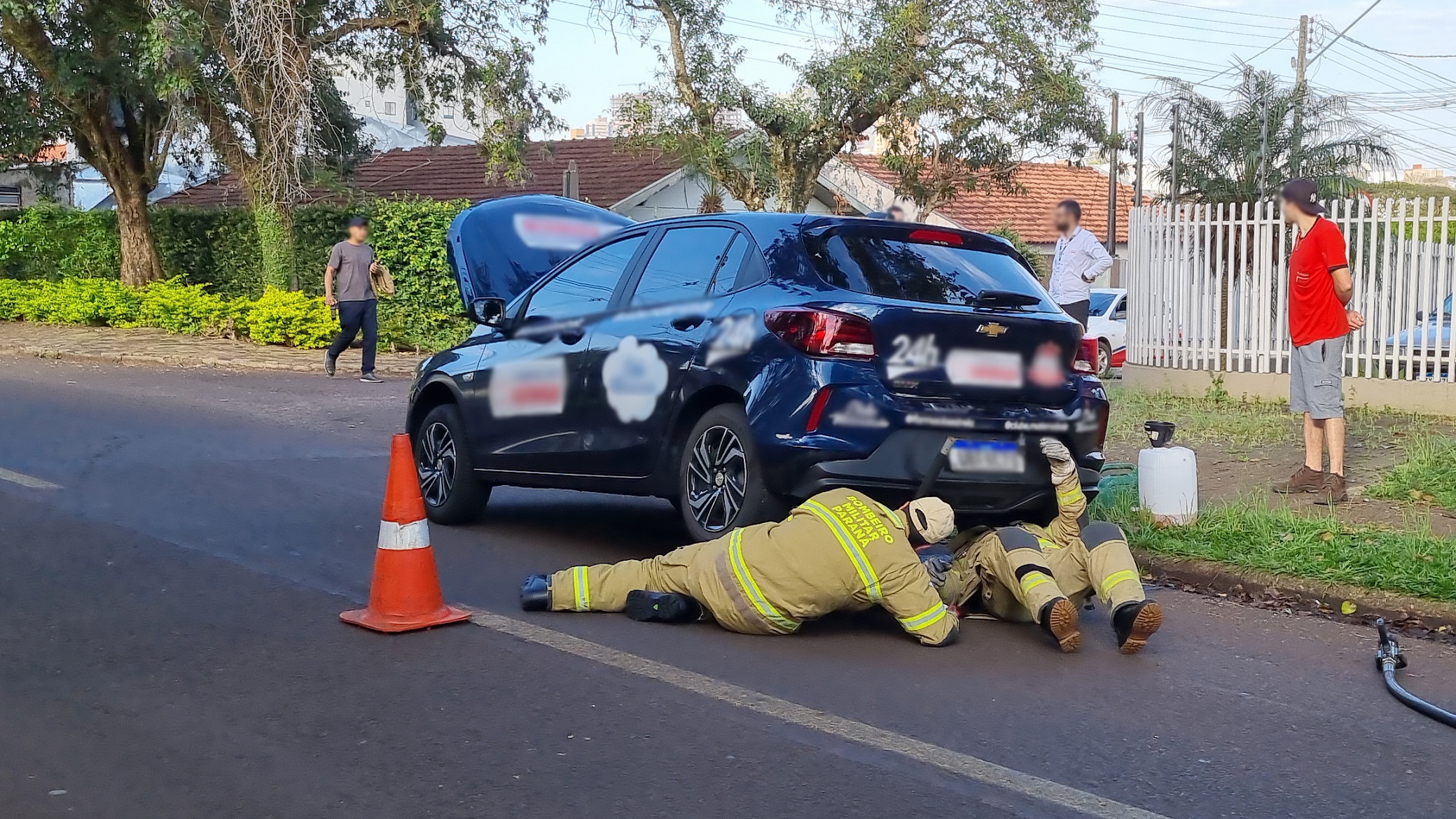 Caminhonete perde peça na pista e provoca acidente com dois Onix em Cascavel